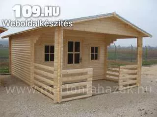 Egy ajtós két ablakos teraszos rönk jellegű kerti faház 400 × 600 cm
